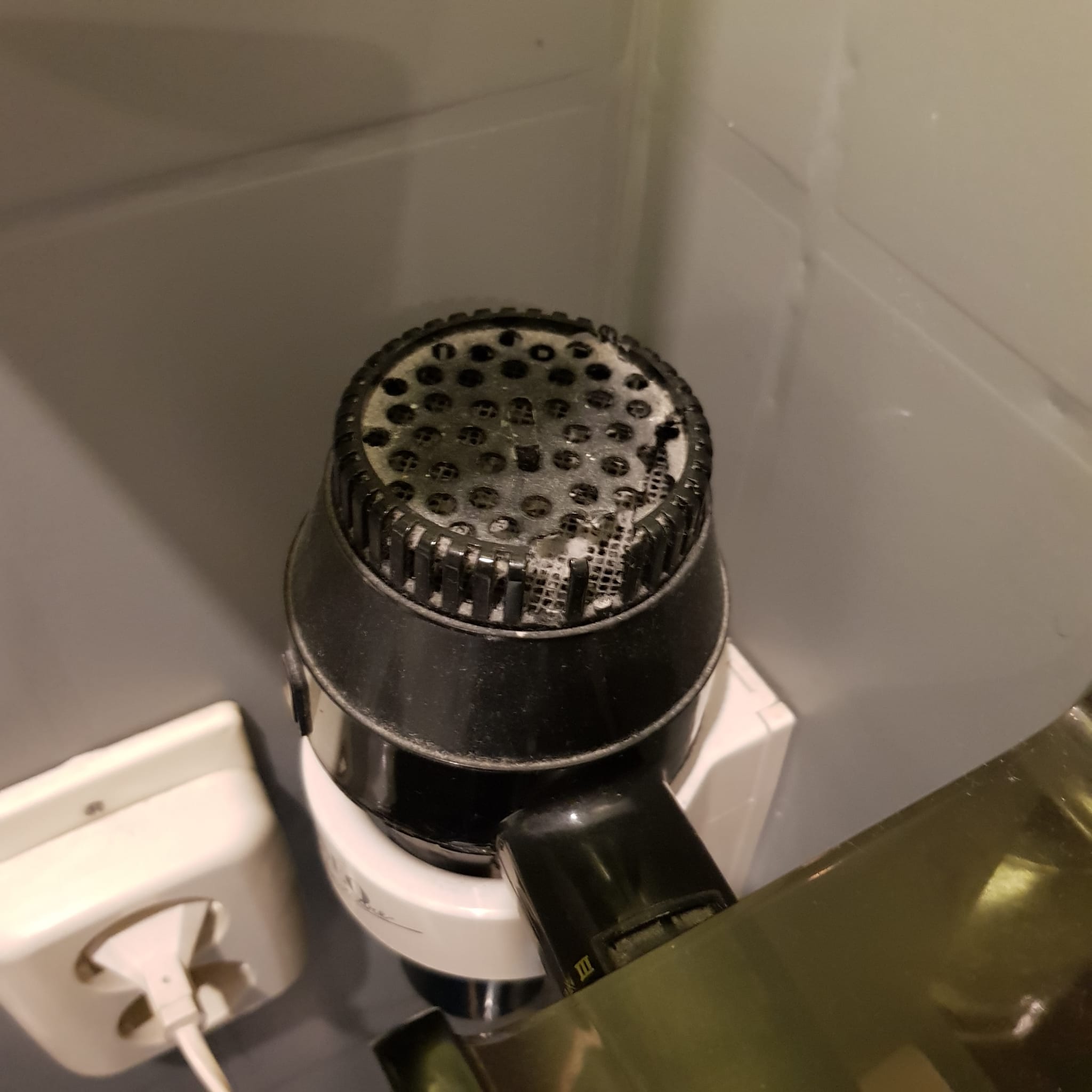Stoffige haardroger in badkamer